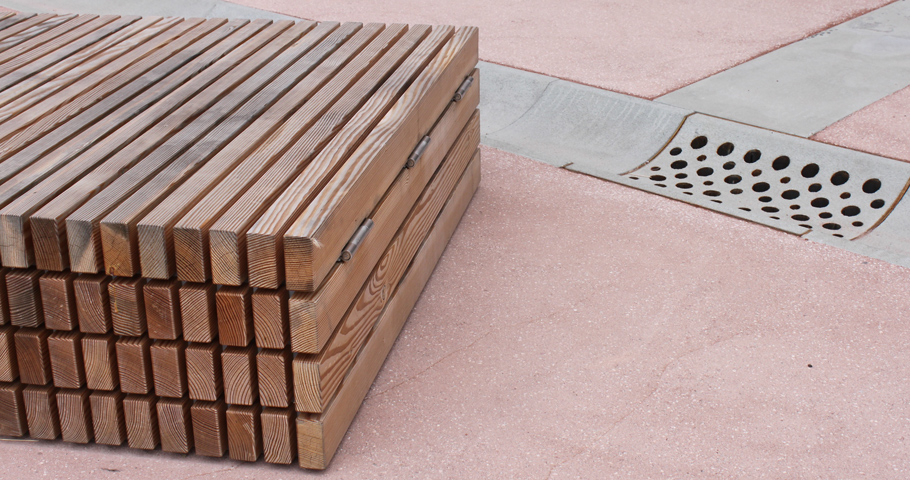Ein Holzelement steht auf dem rosa Boden.
