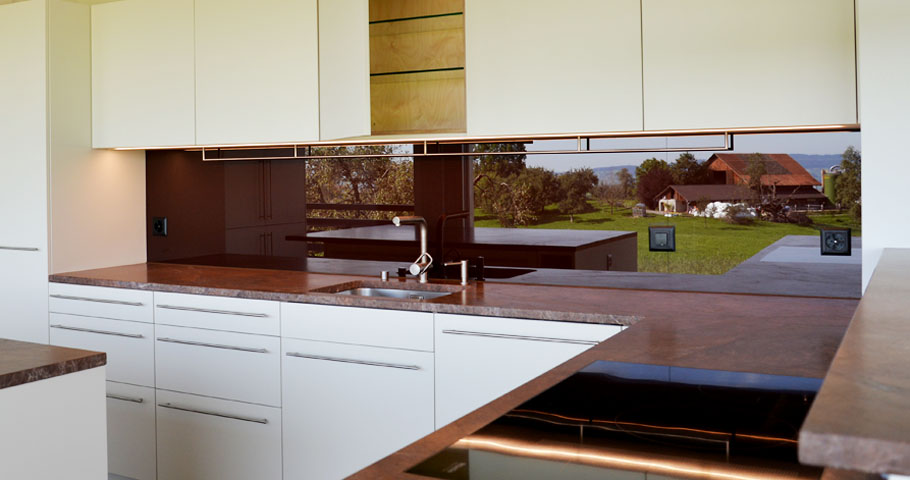 Frontale Ansicht auf die Küche mit geöffneten Schränken