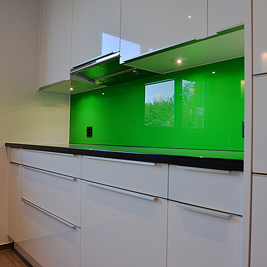 Küchenfront mit grüner Rückwand