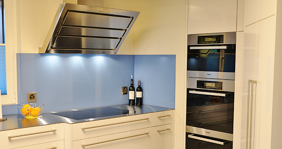 Die weisse Küche mit der blauen Rückwand
