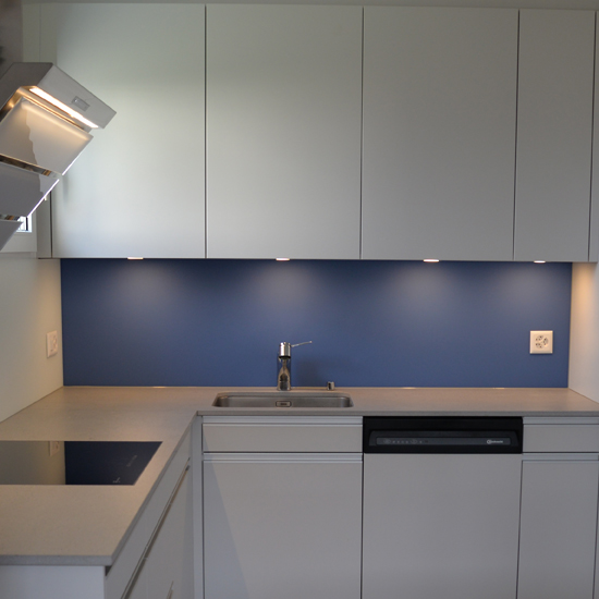 Küche in verschiedenen Blautönen