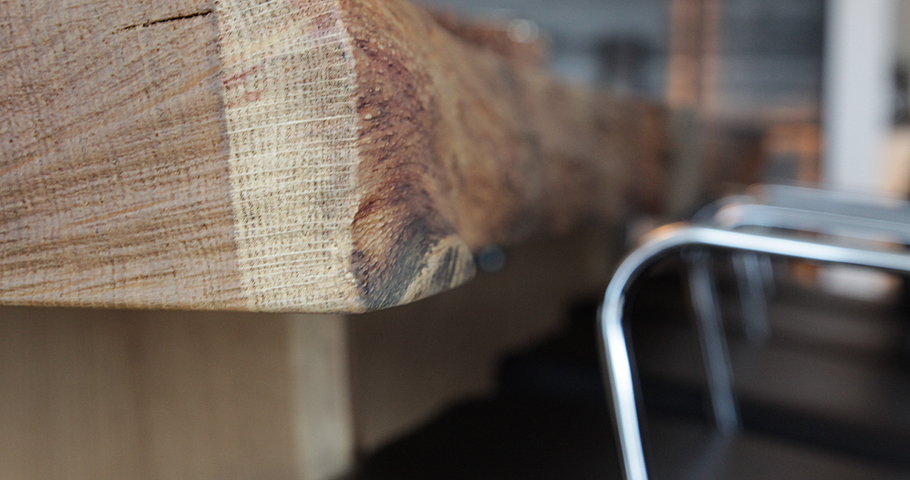 Detailansicht einer Tischplatte aus Holz