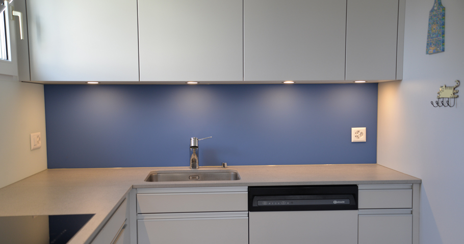 Die blaue Rückwand der Küche